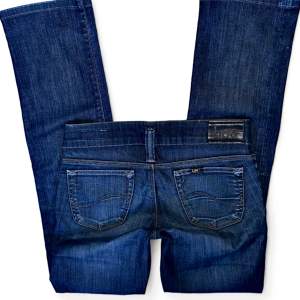Mörblåa Lågmidjade raka jeans vintage från lee, jättebra skick // strl S Midja 36cm, innerbenslängd 76, längd 96💞 