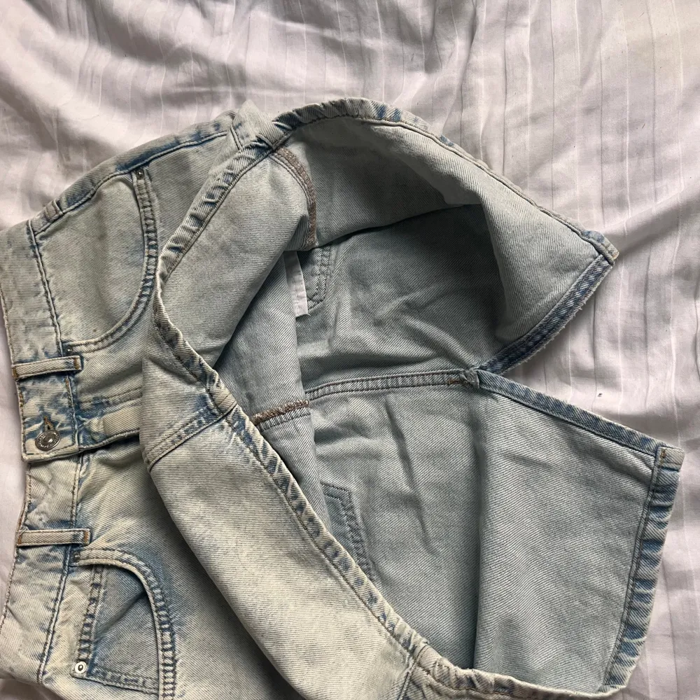 Snygg jeans kjol i storlek 36 från Gina, med fint skick💕. Kjolar.