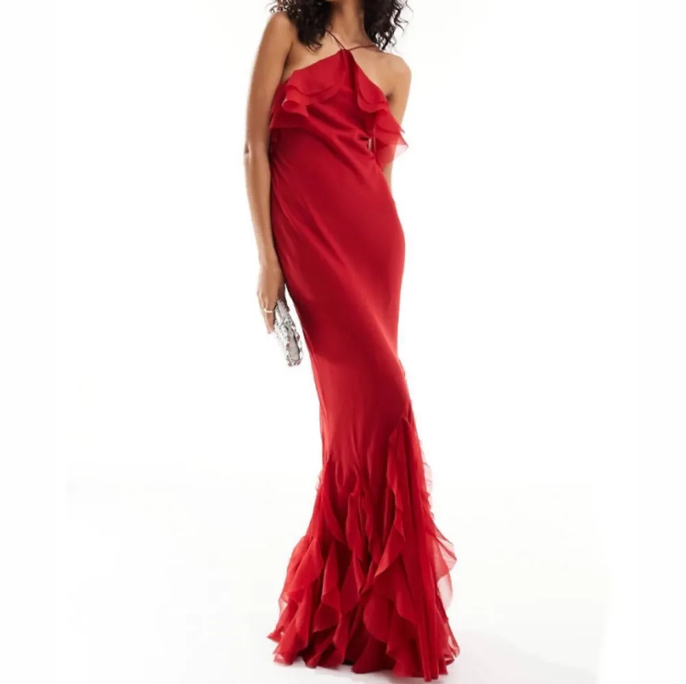 Jättefin röd långklänning från Asos, perfekt som balklänning. Aldrig använd, har prislapp kvar och är helt slutsåld på hemsidan! 💖. Klänningar.