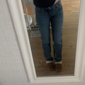 ARROW LOW STRAIGHT JEANS - Säljer dessa arrow low straight jeans från weekday då dem blivit försmå. storlek 25/32. Använda men är i superbra skick, ingen skråma någonstans! Köpta för 590 säljer för 100kr