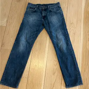 Säljer dessa vintage Hugo Boss Jeans i modellen Maine. Köpta ca 4 år sedan. Endast använda ett fåtal gånger.  Sitter som W31 L34 Hör av er om ni har några funderingar!