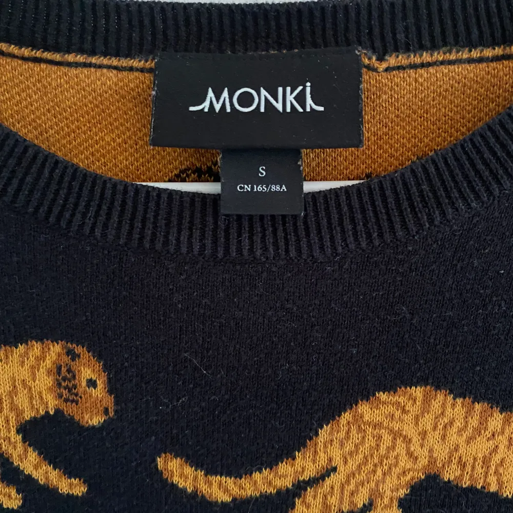 En stickad tröja med tigrar på. Från monki och är i bra skick 💗🐅. Stickat.