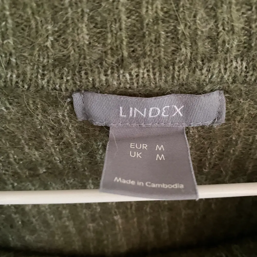 Olivgrön tjocktröja från Lindex och M. Den är gjord av bland annat alpacka och ull. 💗. Stickat.