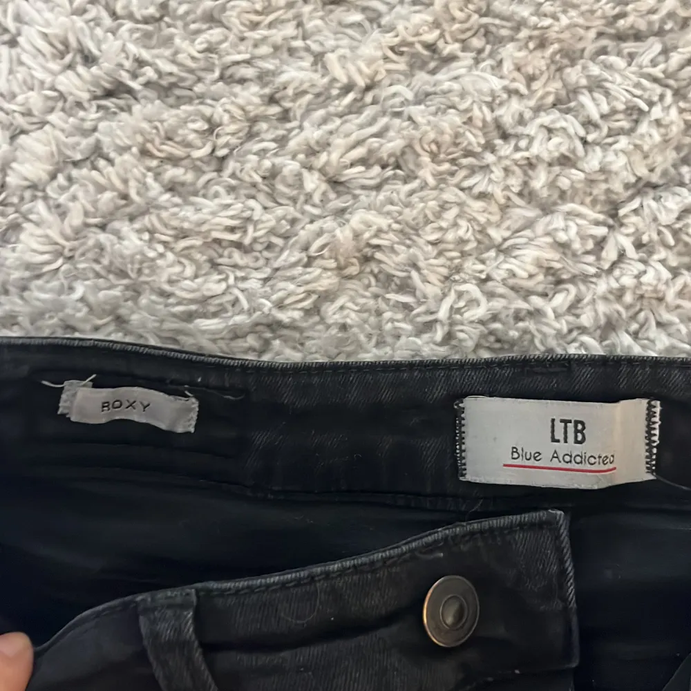Säljer dessa assnygga ltb jeans i modellen Roxy.💓 Köpta för ca 900!😍Anledningen till att jag säljer dessa jeans är för att de är lite för korta. Priset kan diskuteras!🥰. Jeans & Byxor.