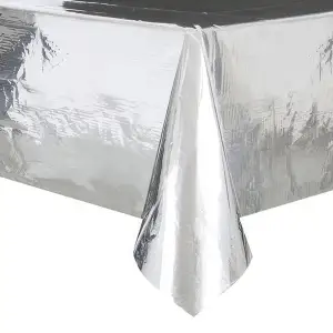 Plastduk Silver Metallic är ett praktiskt, billigt och enkelt alternativ, framförallt för festen där den vanliga bordsduken eller bordet kanske kommer att fördärvas av smuts, spill och slit. Du kan såklart använda en plastduk både en eller flera gång