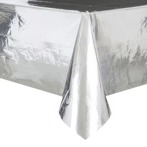 Bordsduk silver - Plastduk Silver Metallic är ett praktiskt, billigt och enkelt alternativ, framförallt för festen där den vanliga bordsduken eller bordet kanske kommer att fördärvas av smuts, spill och slit. Du kan såklart använda en plastduk både en eller flera gång
