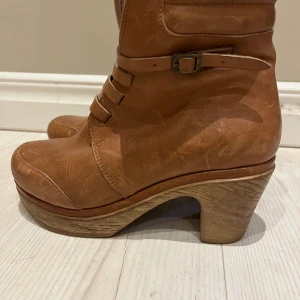 Calou boots  - Jättefina calou skor i storlek 37 cognacsfärgade, bra skick.