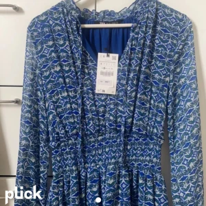 Zara volangklänning - Jättefin klänning från zara. Strl M men passar även s. Köpt för 399, säljer 250. Nästan aldrig använd💕💕 lånad bild