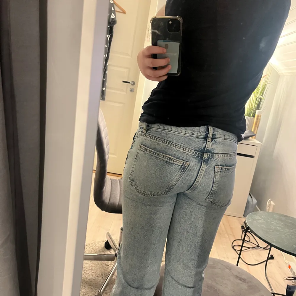 Lågmidjade ljusblå jeans från Gina Tricot i modellen ”low straight”, helt oanvända. Nypris: 499kr. Jeans & Byxor.