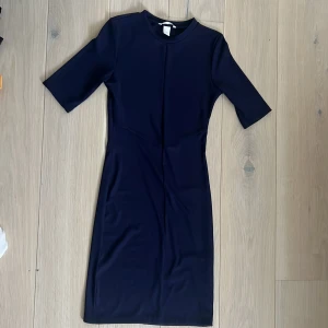 Klänning  - Marinblå klänning i mycket bra skick 