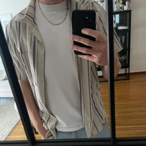 Skjorta - Enkel skjorta storlek M Knappt använd 