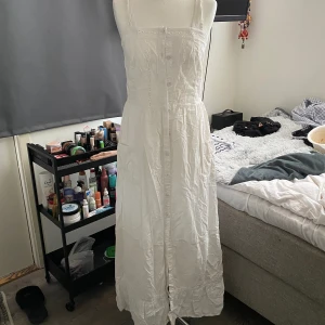 Vacker vit sommarklänning  - Säljer denna så vackra vita klänningen har jätte fina detaljer super elegant och går ej att hitta i butik utan är köpt för länge sen men den är i nyskick då jag har två. 