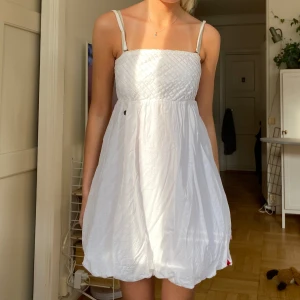 Puffig klänning - Så snygg vit somrig klänning med resår grej längst ned som gör att den blir lite puffig🙌🏿😍