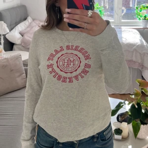 Grå tröja Morris - Hej! Säljer min gråa tröja från Morris som passar alla som vanligtvis bär storlek S🌟Köpt för 900kr för ett tag sedan men är i väldigt bra skick. Kom gärna med prisförslag!💕