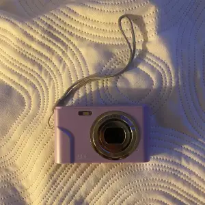 Helt ny, knappt använd digitalkamera i en fun lila färg 💜Nypris ca 600