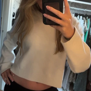 Pieces stickade tröja - Vit stickad tröja från pieces som knappt är använd❤️ Pris kan diskuteras!