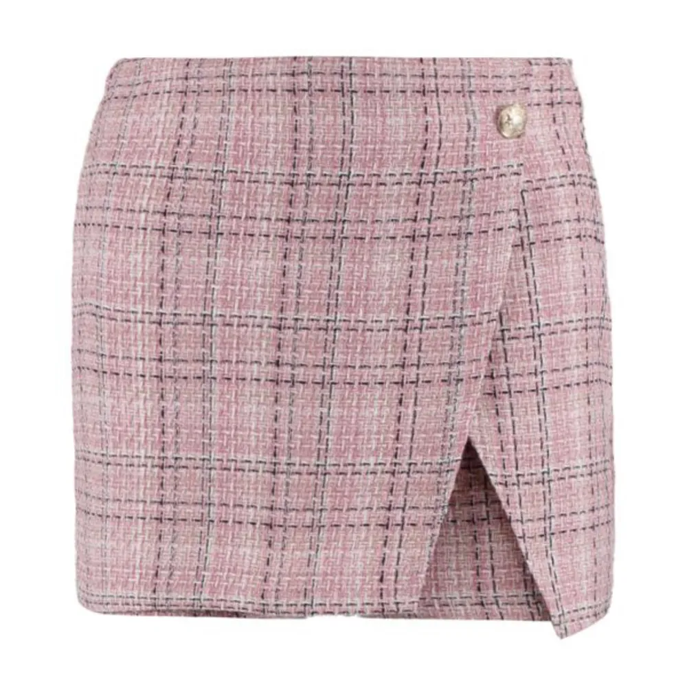 Säljer min eleganta Trendyol shorts i färgen rosa, i storleken 36.  Jättefina nu i sommar, har själv använt de till skolavslutningen jätte fina , är i jättebra skick, pris går att diskutera . Shorts.