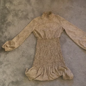 Klänning - Väldigt fint stick aldrig använt vet ej vart den är ifrån (finns en knapp där man måste fylla i vart den är ifrån den är ej där ifrån) storlek XS