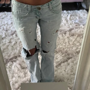 Lågmidjade jeans - Så snygga lågmidjade utsvängda jeans, inga defekter! Innerbenslängden är 80cm och midjemåttet är 38 cm rakt över 💕💕