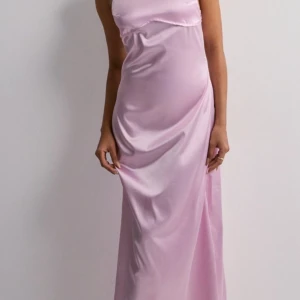 Rosa satinklänning - Superfin lång/midi klänning från vero Moda som jag säljer då jag inte fått användning för den.  Super fin nu till sommaren, den är helt i ny skick och helt oanvänd, lappen sitter fortfarande kvar. Därav priset! Hör av er vid funderingar!