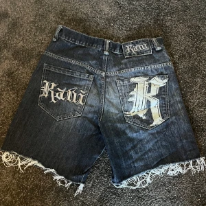Yk2 Karl Kani shorts - Säljer nu dessa Karl Kani shortsen då dom inte kommer till användning. Unik design