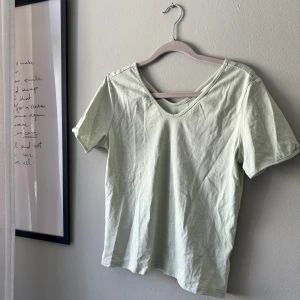 T-shirt  - Fin figurnära T-shirt som aldrig kommit till användning. Ser likadan ut baktill!