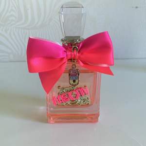 Juicy couture parfymen luktar jättegott men det är inte doften jag är efter. Helt oanvänd!🩶