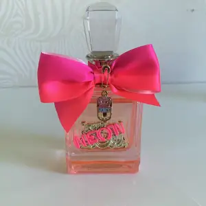 Juicy couture parfymen luktar jättegott men det är inte doften jag är efter. Helt oanvänd!🩶