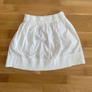 Vit sommarkjol - Jättefin vit sommarkjol som tyvärr inte kommer till användning:)  Midjemått: 30(stretchig) Längd: 38 cm