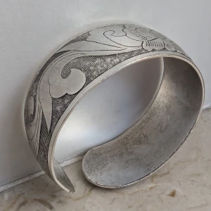 Vintage blomdekor manschettarmband med antiksilver färg,NY - Okänd metall  Ny Jag samfraktar gärna och skickar mellan 1-3 dagar efter beställning 