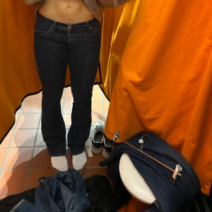 Lågmidjade jeans - Fina lågmidjade jeans som jag köpte i London second hand. Nästan aldrig använda och köpte de för 700 kr! Vet inte riktigt var de är ifrån men priset kan diskuteras!💕