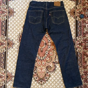 Levis vintage 501 - Levis vintage 501 Reproduktion av gamla Levis 501 Storlek W32 L32 Ett grovt denim tyg med selvedge söm  Extremt bra kvalitet och i ett jättebra skick