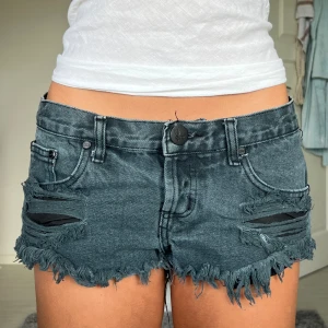 One teaspoon shorts - nypris ca 1000, midjemått: 39cm rakt över 💗