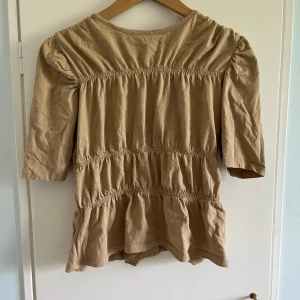 Cool festtopp - Cool topp med resår som både går att klä upp och ner. Storlek M men passar även S. Nyskick!!