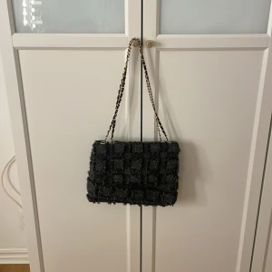 Väska - En väska från SHEIN i jätte bra skick. Vet inte de exakta priset men tror de är runt 200kr så säljer för 90kr. Skriv privat för fler bilder och frågor💓