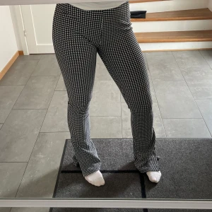 Byxor/tights - Flared byxor/tights med slits i bra skick