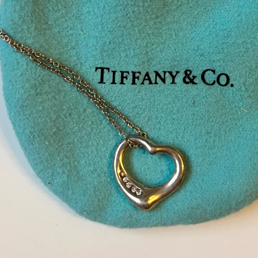 Tiffany & Co’s Elsa Peretti Open Heart design. Sterling silver med fem diamanter. Totalvikt diamanterna .02 carat.   Nypris 25.100kr. Accessoarer.
