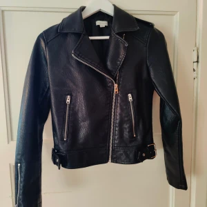 Skinnjacka - Storlek 36 men liten i storleken. Mer som en XXS beroende på hur man vill att den ska sitta. Som ny, inga defekter alls 💗