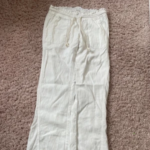 Roxy Linnebyxor 🎀 - Linnebyxor från Roxy storlek S Använda endast en gång, mycketbra skick. Inga fläckar, hål, slitningar mm. Säljer för 400 ink frakt🌟