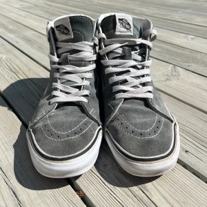 Vans skor - Supersnygga och trendiga skor från vans, dem har lite täcken på användning men inget som påverkar själva skon. Skulle säga att dom är lite mindre i storleken. Pris kan diskuteras❣️❣️ Skriv om frågor finns💖💕