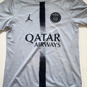 Psg tröja  - Säljer nästan oanvänd paris saint-germain tröja tror jag köpten den från zalando har flera så är inte helt säker 