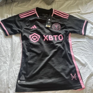 Miami tröja - Messi  - En mycket fin tröja som aldrig är använd med Messi på ryggen. 