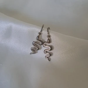 Örhängen med ormar  - Äkta silver 925. Är smutsiga men går att rengöra om man lägger dem i aluminiumfolie med bikarbonat och hett vatten. 