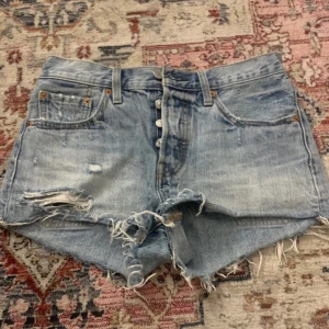 Levis shorts  - Säljer mina fina jeansshorts för att de är för små😓 lånade bilder ifrån förra ägaren🥰