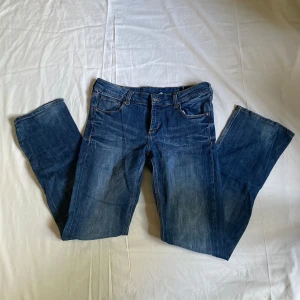 Lågmidjade booutcut jeans - Säljer dessa snygga lågmidjade bootcut jeansen eftersom de tyvärr var för stora för mig💗  Fråga för fler funderingar:)