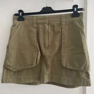 Kjol cargo khaki - Kjol cargo 38 Strl 38 Fickor  https://www.zalando.se/arket-minikjol-army-green-aru21b010-m12.html 
