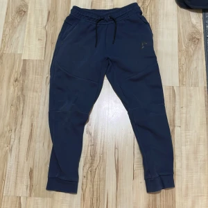Mörkblåa Nike tech byxor - 10/10 skick inte använda så många gånger.