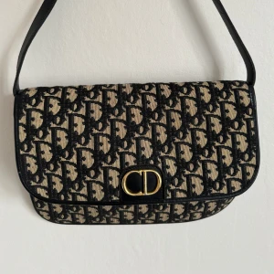 Christian Dior väska Vintage - Vintage dior väska, knapp sönder, går säkert att laga. Superfint skick i övrigt