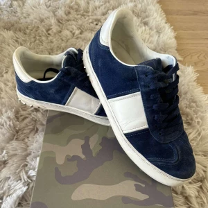 Valentino flycrew - Valentino flycrew skor i väldigt bra skick!🙌 original storlek 39, men passar mig som har 41👍 alla nitar är kvar och box medföljer, kom pm vid frågor eller funderingar😄