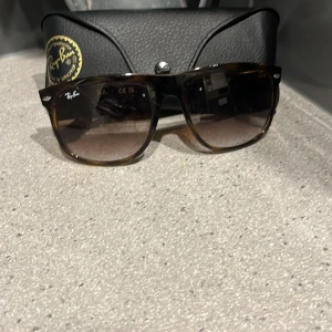 Ray ban boyfriends - Säljer mina ray ban boyfriends som är sjukt populära just nu. Skick 8/10 och små skrapor på ena glaset. Puts samt fodral  medföljer. Ny pris ca 1000   60 mm